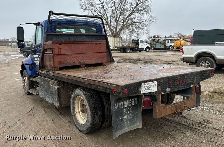 image for item NN9425 2004 International  4300 flatbed truck