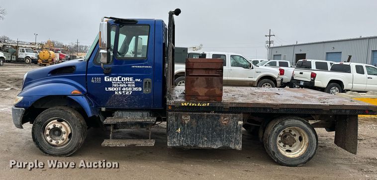 image for item NN9425 2004 International  4300 flatbed truck