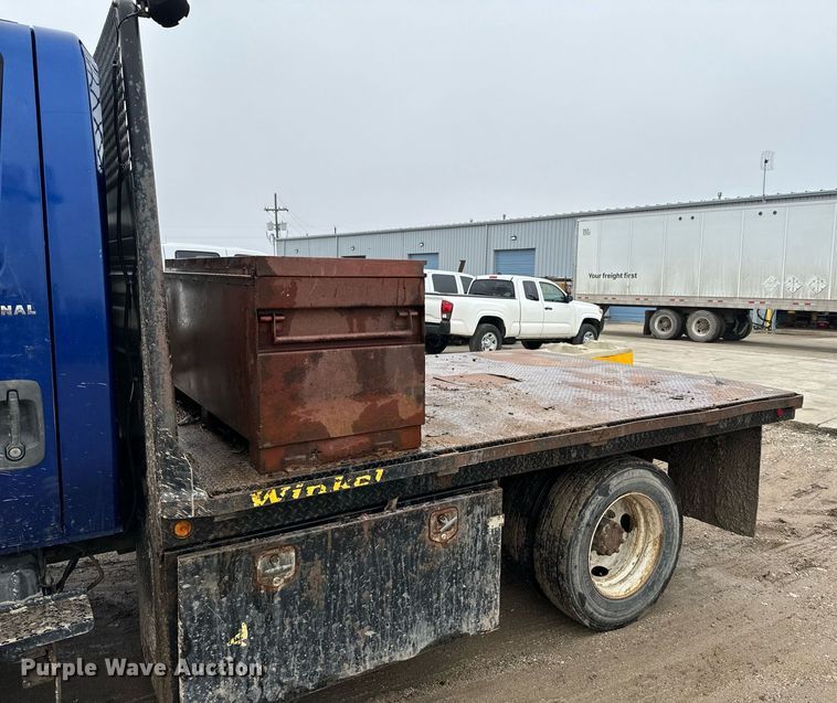 image for item NN9425 2004 International  4300 flatbed truck