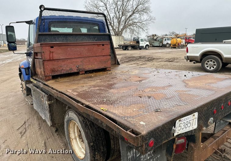 image for item NN9425 2004 International  4300 flatbed truck