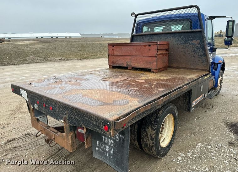 image for item NN9425 2004 International  4300 flatbed truck