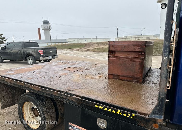 image for item NN9425 2004 International  4300 flatbed truck