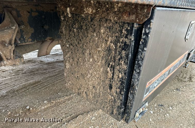 image for item NN9425 2004 International  4300 flatbed truck