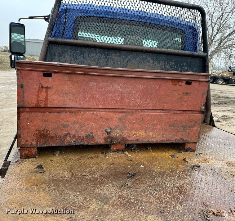 image for item NN9425 2004 International  4300 flatbed truck