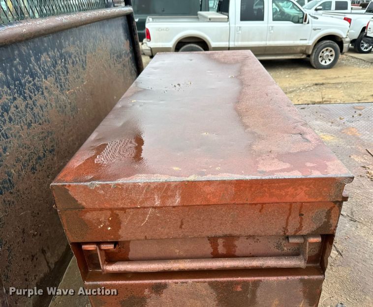 image for item NN9425 2004 International  4300 flatbed truck