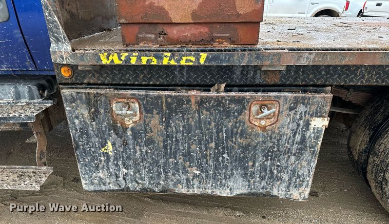 image for item NN9425 2004 International  4300 flatbed truck