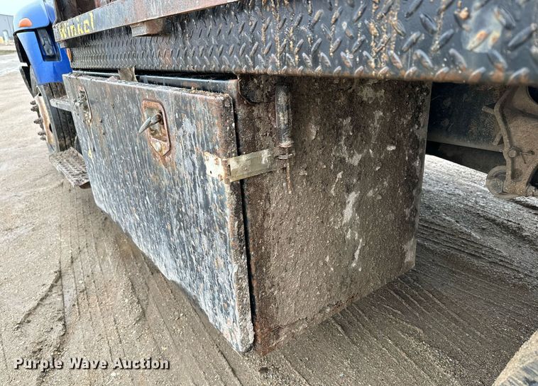 image for item NN9425 2004 International  4300 flatbed truck