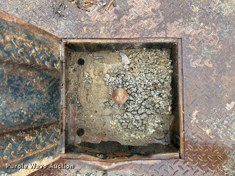 image for item NN9425 2004 International  4300 flatbed truck