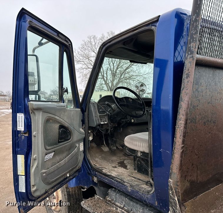 image for item NN9425 2004 International  4300 flatbed truck