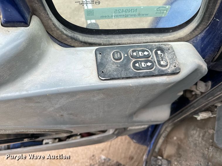 image for item NN9425 2004 International  4300 flatbed truck