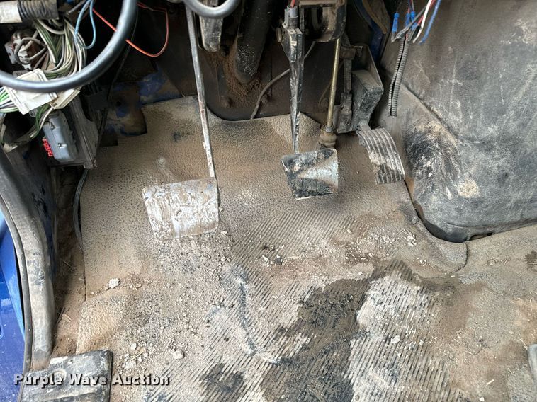 image for item NN9425 2004 International  4300 flatbed truck