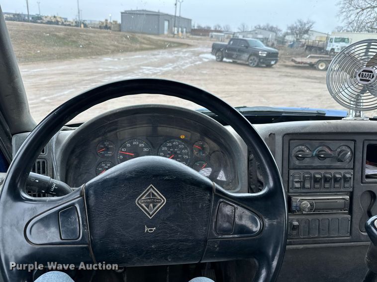 image for item NN9425 2004 International  4300 flatbed truck