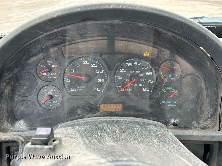 image for item NN9425 2004 International  4300 flatbed truck