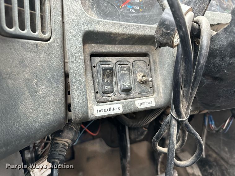 image for item NN9425 2004 International  4300 flatbed truck