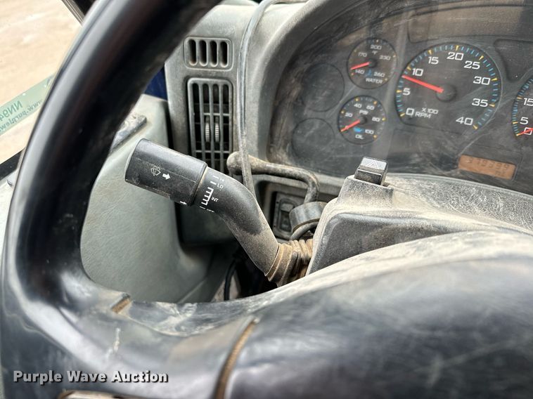 image for item NN9425 2004 International  4300 flatbed truck