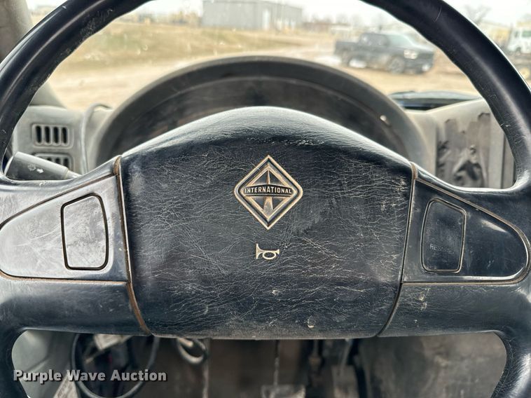 image for item NN9425 2004 International  4300 flatbed truck