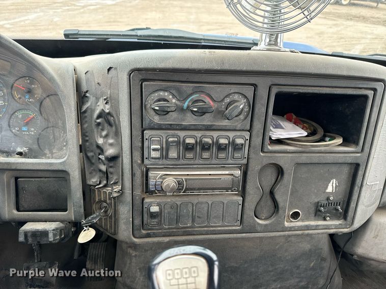 image for item NN9425 2004 International  4300 flatbed truck