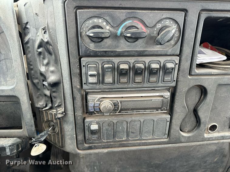 image for item NN9425 2004 International  4300 flatbed truck