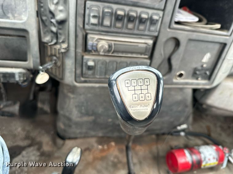 image for item NN9425 2004 International  4300 flatbed truck