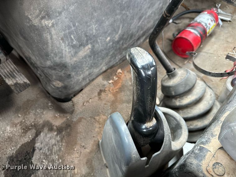 image for item NN9425 2004 International  4300 flatbed truck