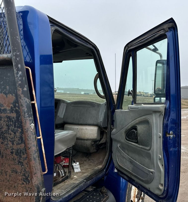 image for item NN9425 2004 International  4300 flatbed truck