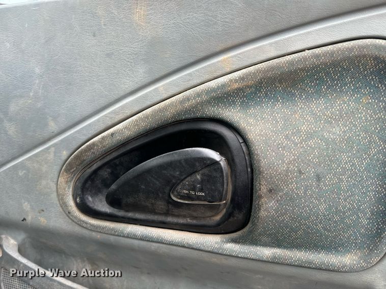 image for item NN9425 2004 International  4300 flatbed truck