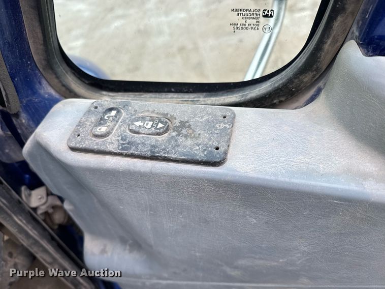 image for item NN9425 2004 International  4300 flatbed truck