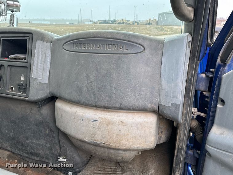 image for item NN9425 2004 International  4300 flatbed truck