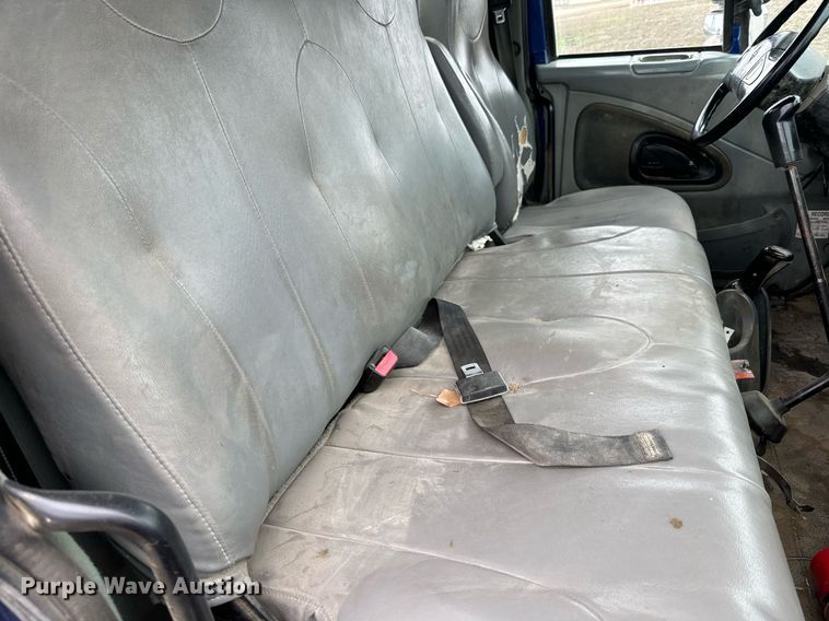 image for item NN9425 2004 International  4300 flatbed truck