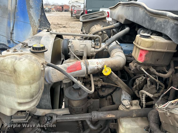 image for item NN9425 2004 International  4300 flatbed truck