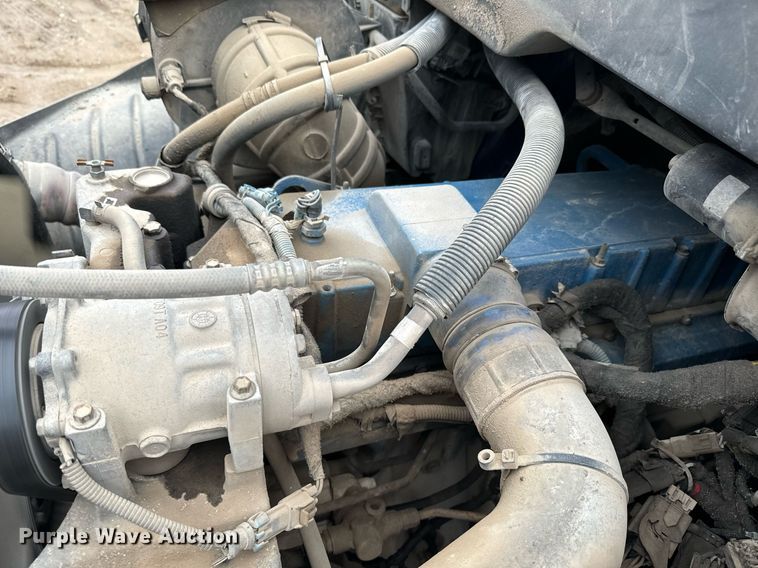 image for item NN9425 2004 International  4300 flatbed truck