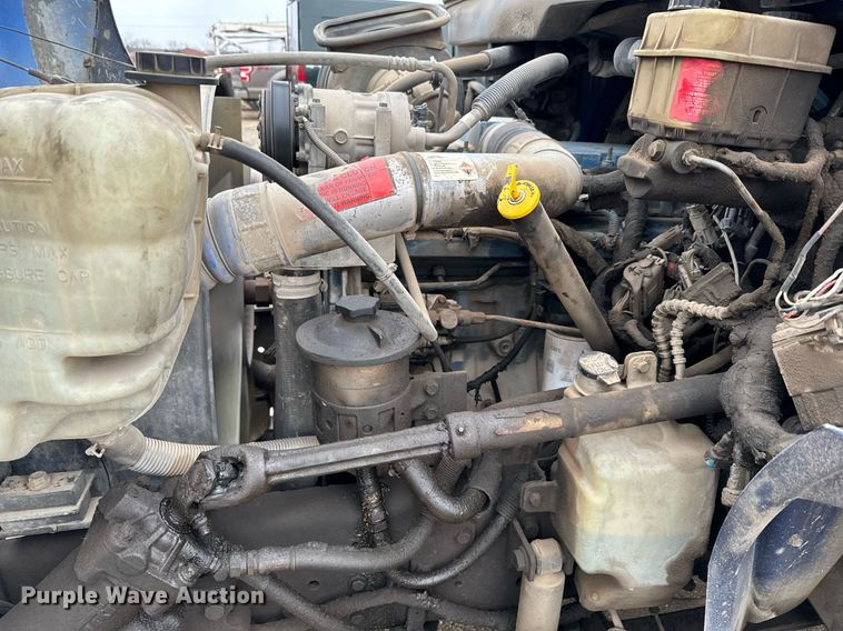 image for item NN9425 2004 International  4300 flatbed truck