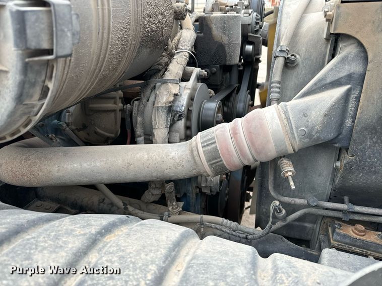 image for item NN9425 2004 International  4300 flatbed truck