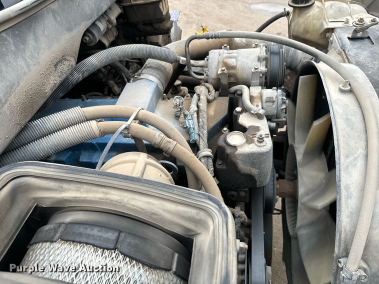 image for item NN9425 2004 International  4300 flatbed truck