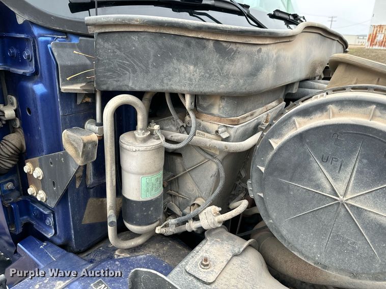 image for item NN9425 2004 International  4300 flatbed truck