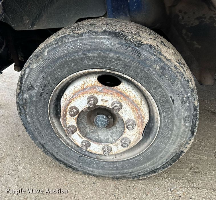 image for item NN9425 2004 International  4300 flatbed truck