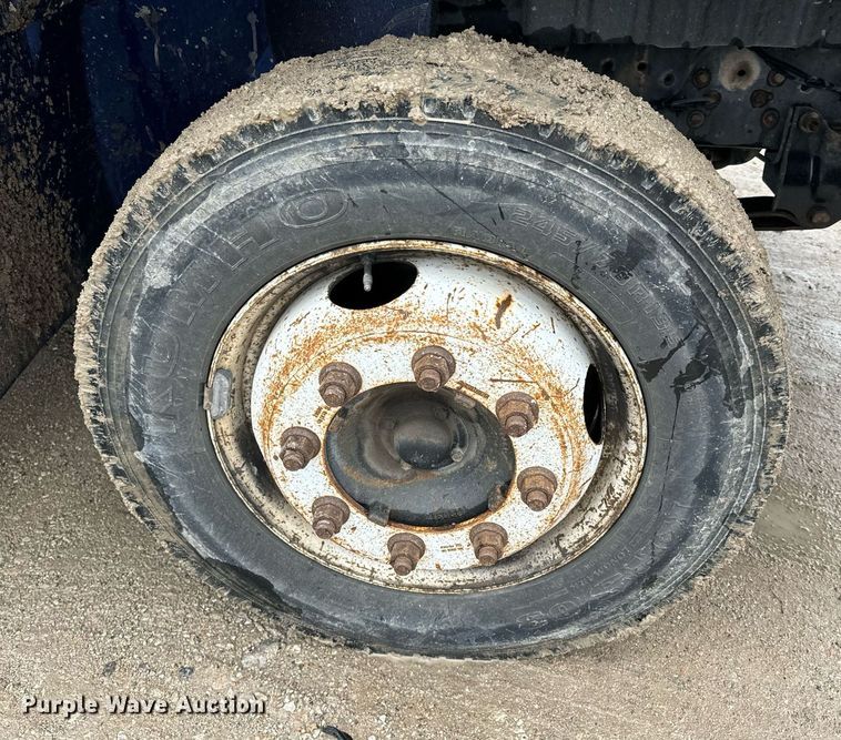 image for item NN9425 2004 International  4300 flatbed truck