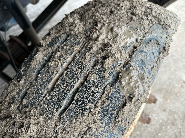 image for item NN9425 2004 International  4300 flatbed truck