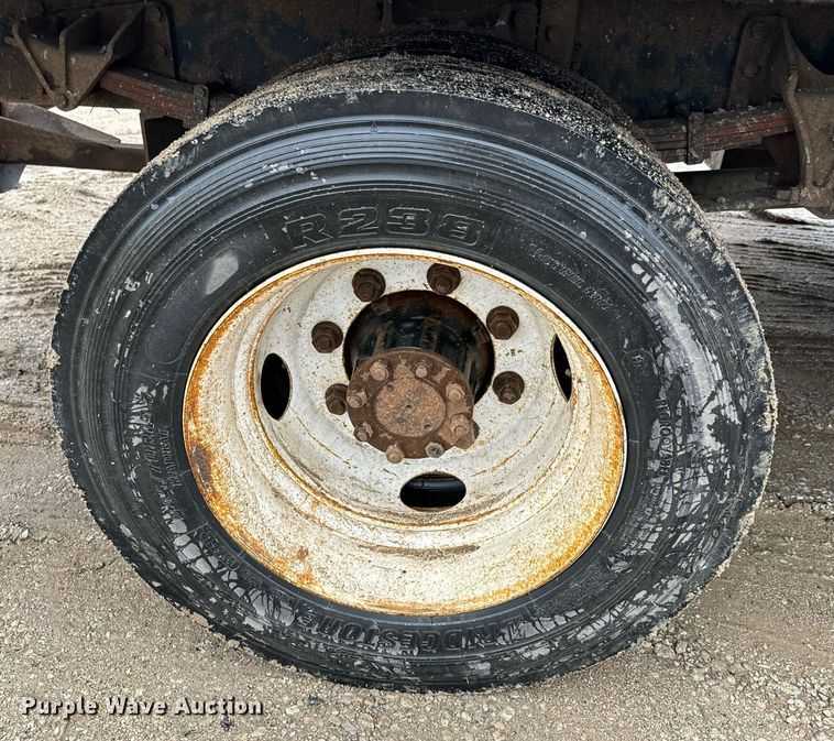 image for item NN9425 2004 International  4300 flatbed truck