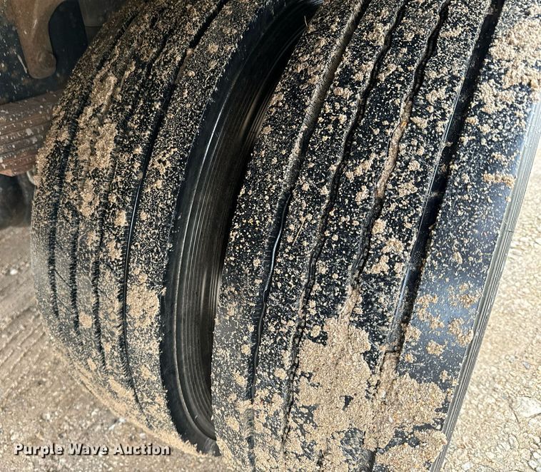 image for item NN9425 2004 International  4300 flatbed truck