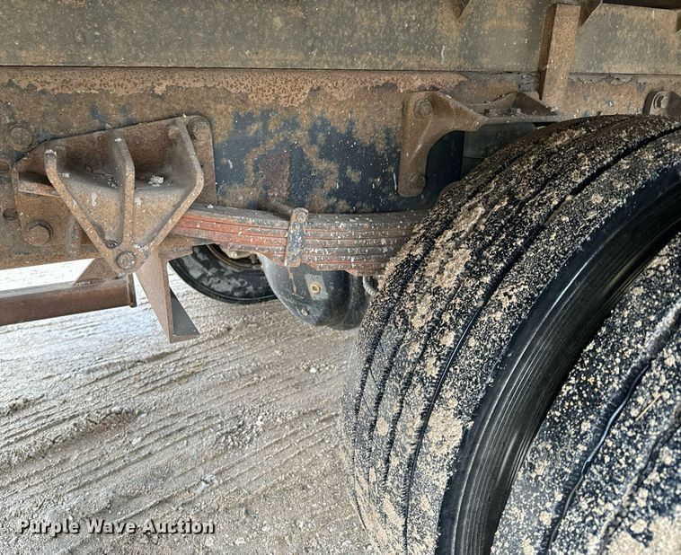 image for item NN9425 2004 International  4300 flatbed truck