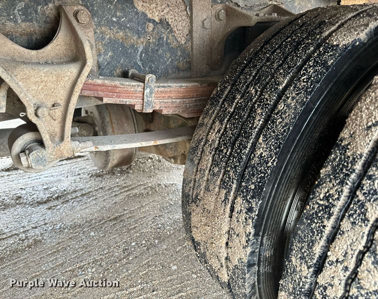 image for item NN9425 2004 International  4300 flatbed truck