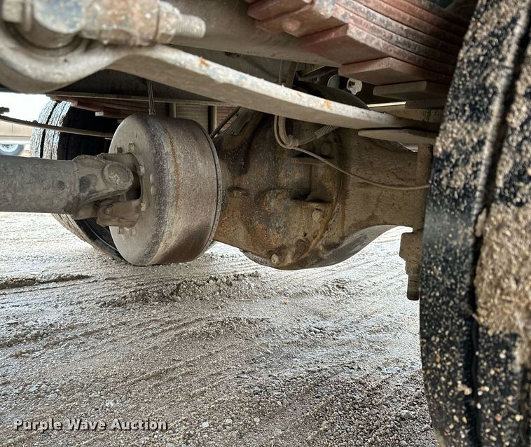 image for item NN9425 2004 International  4300 flatbed truck