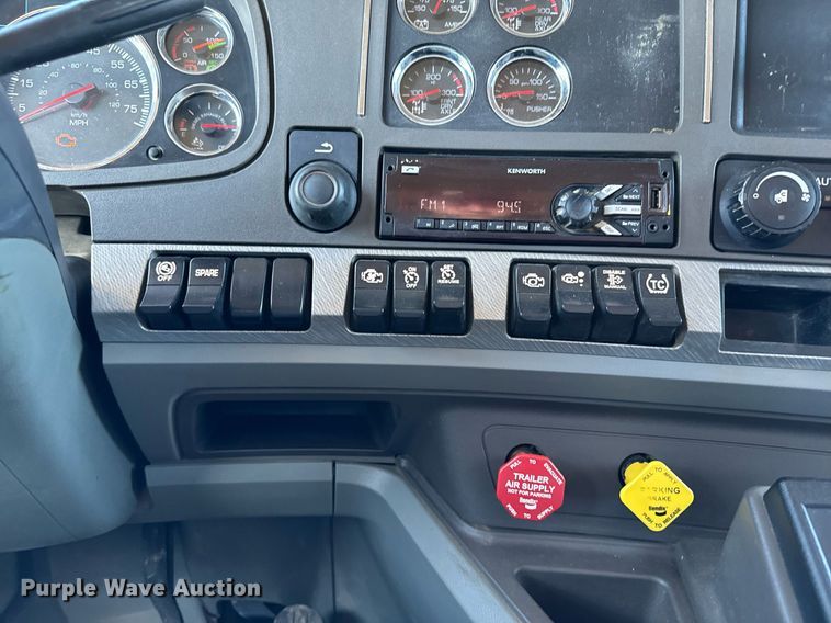 image for item NN9442 2016 Kenworth T880 dump truck