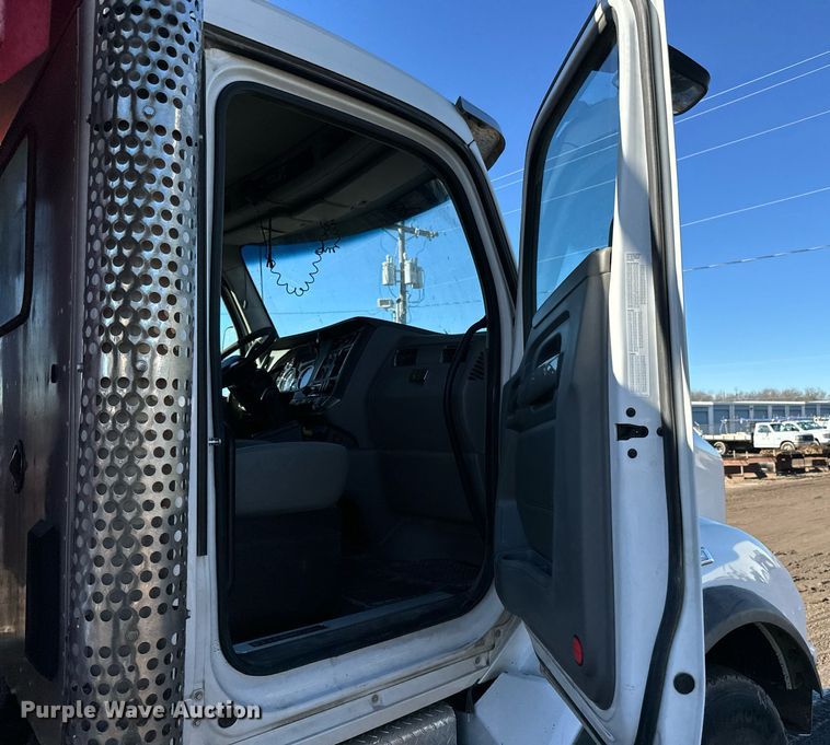 image for item NN9442 2016 Kenworth T880 dump truck