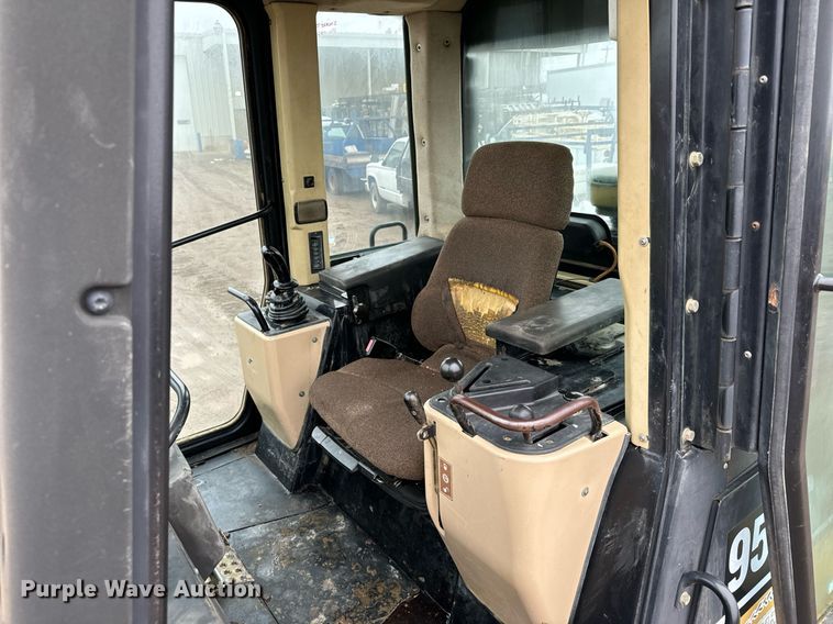 image for item NN9445 2002 Caterpillar  953C track loader