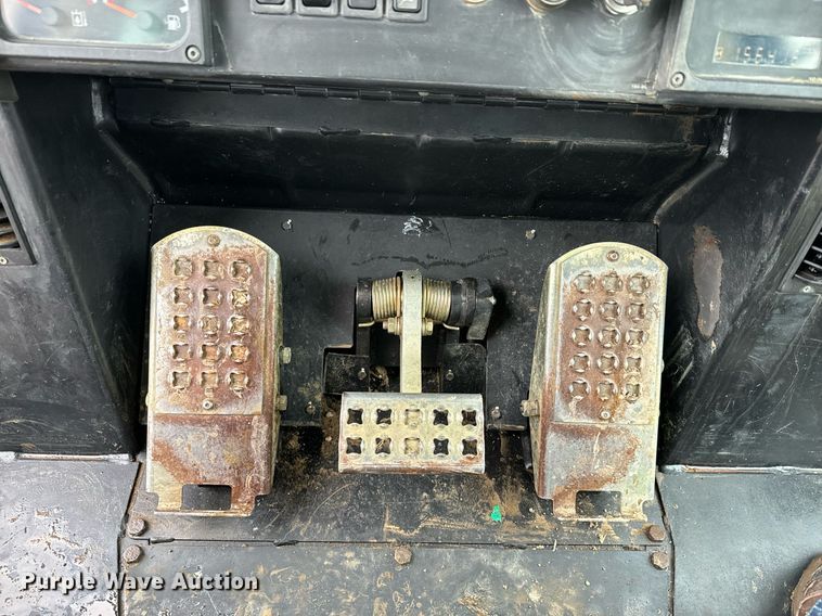 image for item NN9445 2002 Caterpillar  953C track loader