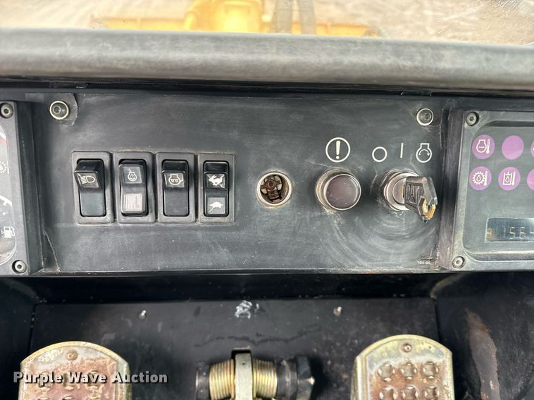 image for item NN9445 2002 Caterpillar  953C track loader