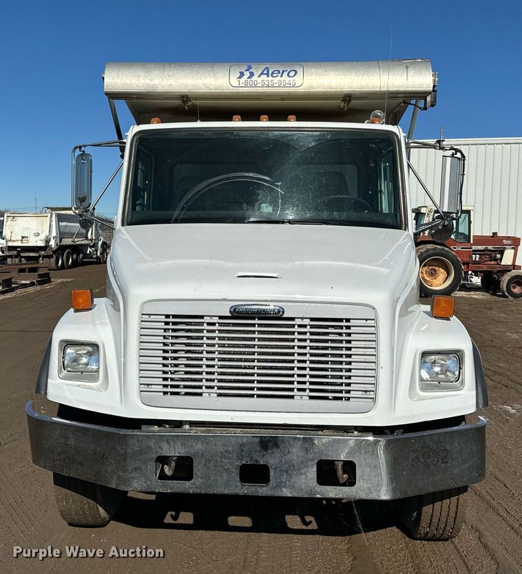 image for item NN9456 2000 Freightliner FL80 dump truck