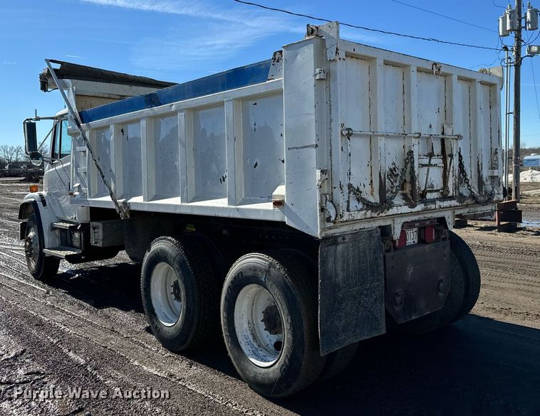 image for item NN9456 2000 Freightliner FL80 dump truck